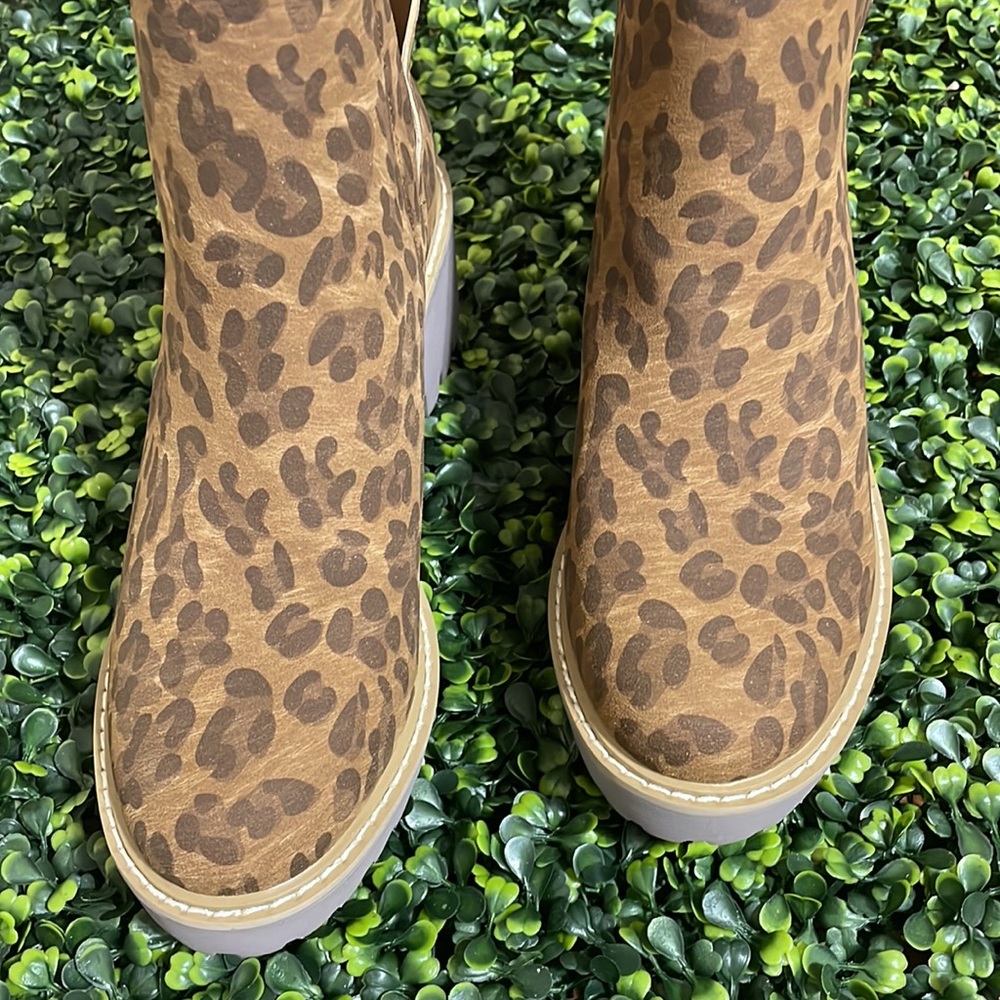 ❤️🎉NEW LAST ONE!!  Brown Leopard Basic Boots Corkys SALE HOST PICK! Size 9 - Picture 2 of 5